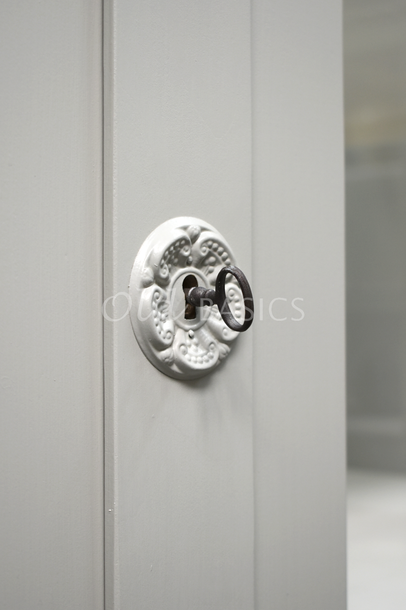 Detail van Zweedse vitrinekast, 2 deuren, RAL7032, grijs, materiaal hout